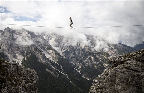 Több száz méteren egyensúlyoztak a Dolomitokban